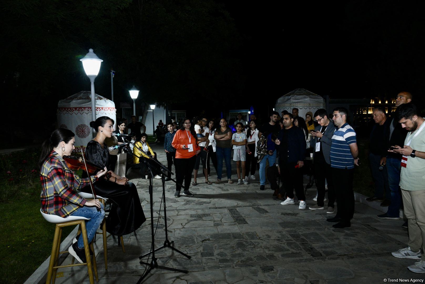 В рамках Дней поэзии Вагифа в Шуше представлен "Час электронного мугама" и открытый микрофон поэтов и чтецов (ФОТО)