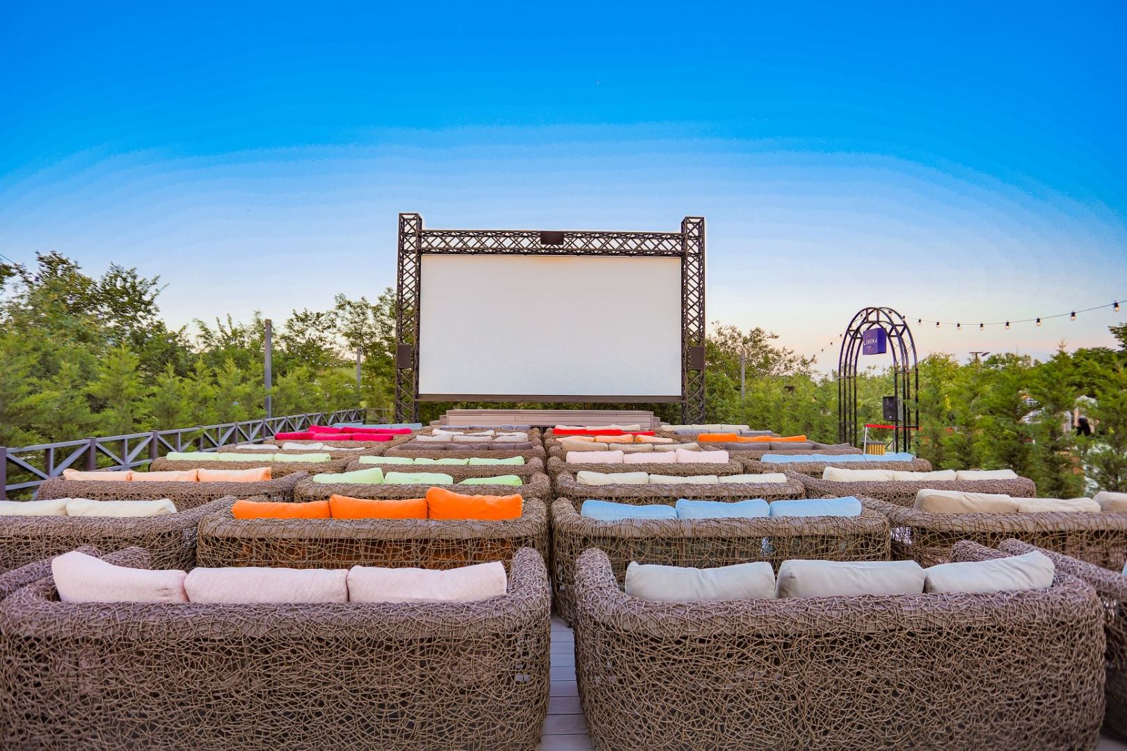 CinemaPlus показывает фильмы под открытым небо в городе Шамахы (ВИДЕО, ФОТО)