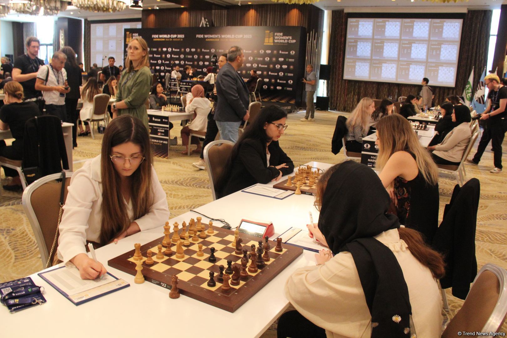 Интересные моменты World Chess Cup 2023 в Баку – репортаж с битвы умов, кубки в форме короля и ферзя (ФОТО)