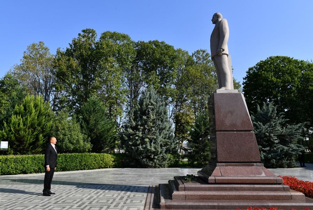 Президент Ильхам Алиев посетил памятник общенациональному лидеру Гейдару Алиеву в Газахе (ФОТО)