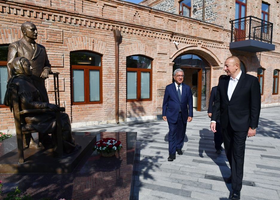 Президент Ильхам Алиев ознакомился с условиями, созданными в Газахском центре Университета АДА Газахской учительской семинарии (ФОТО/ВИДЕО)