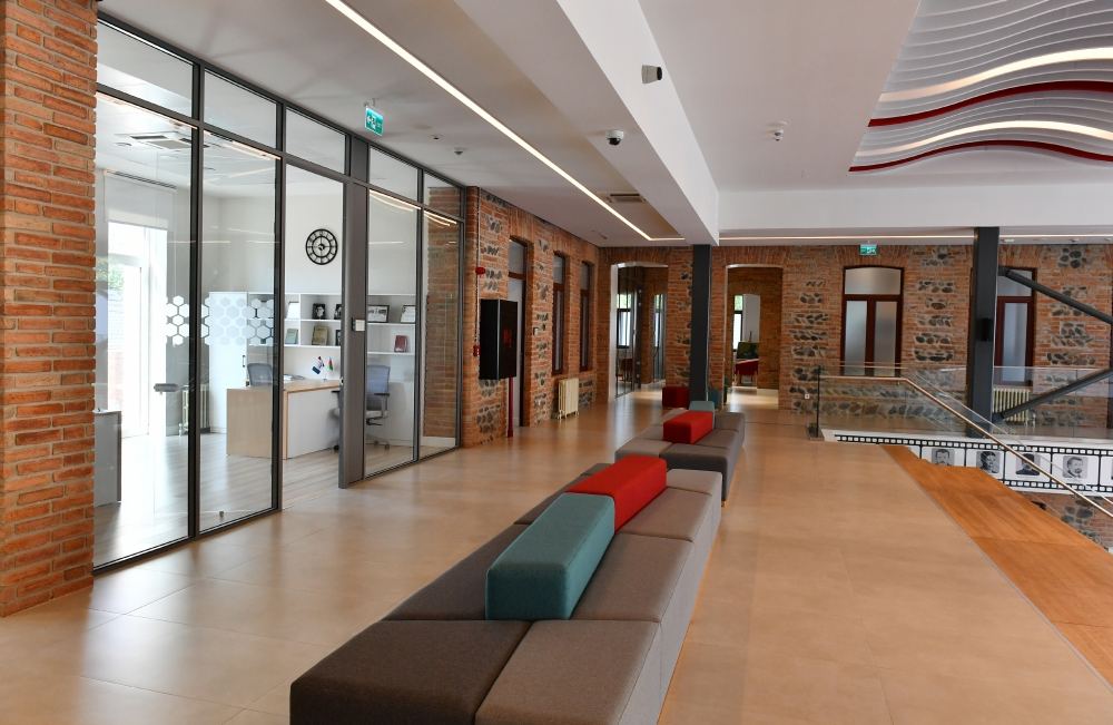 Президент Ильхам Алиев ознакомился с условиями, созданными в Газахском центре Университета АДА Газахской учительской семинарии (ФОТО/ВИДЕО)