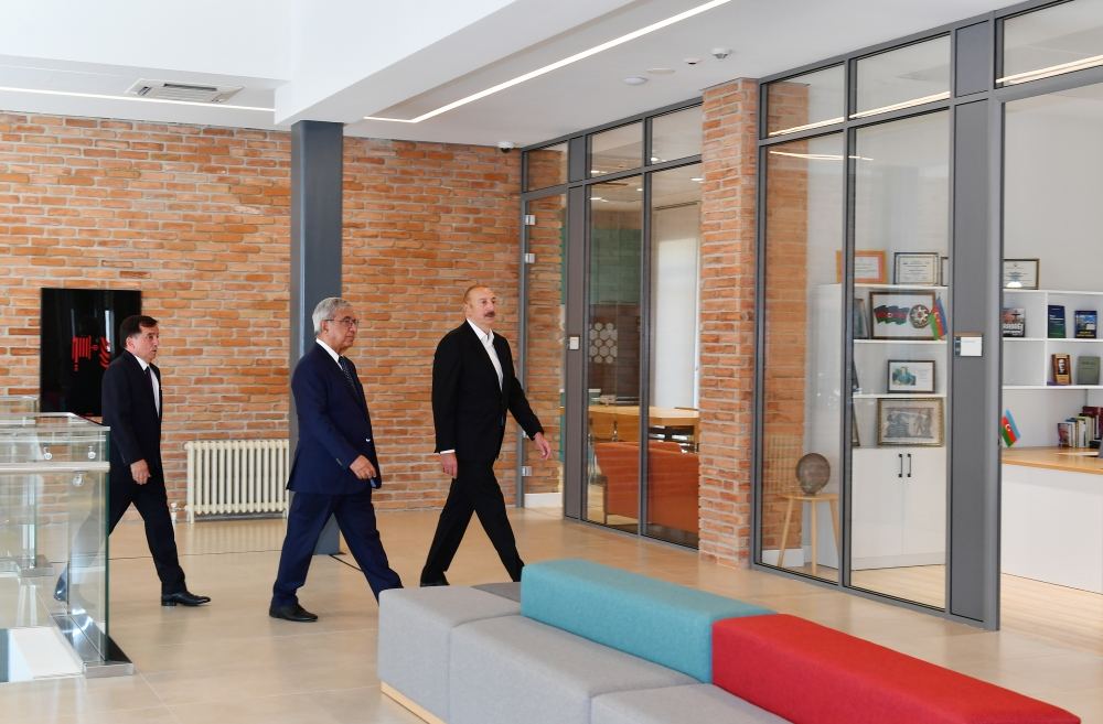 Президент Ильхам Алиев ознакомился с условиями, созданными в Газахском центре Университета АДА Газахской учительской семинарии (ФОТО/ВИДЕО)