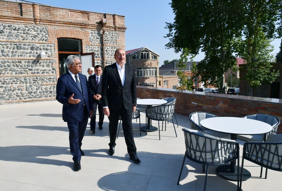 Президент Ильхам Алиев ознакомился с условиями, созданными в Газахском центре Университета АДА Газахской учительской семинарии (ФОТО/ВИДЕО)