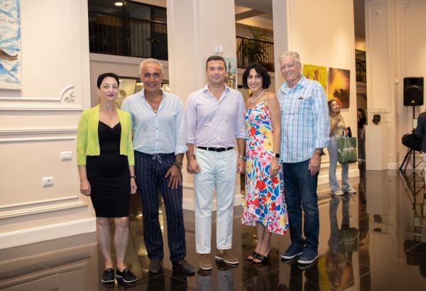 Ее кисть - волшебная палочка…В Баку открылась выставка художницы из США Нармин Садыховой-Бакус "Вечные ценности" (ФОТО)