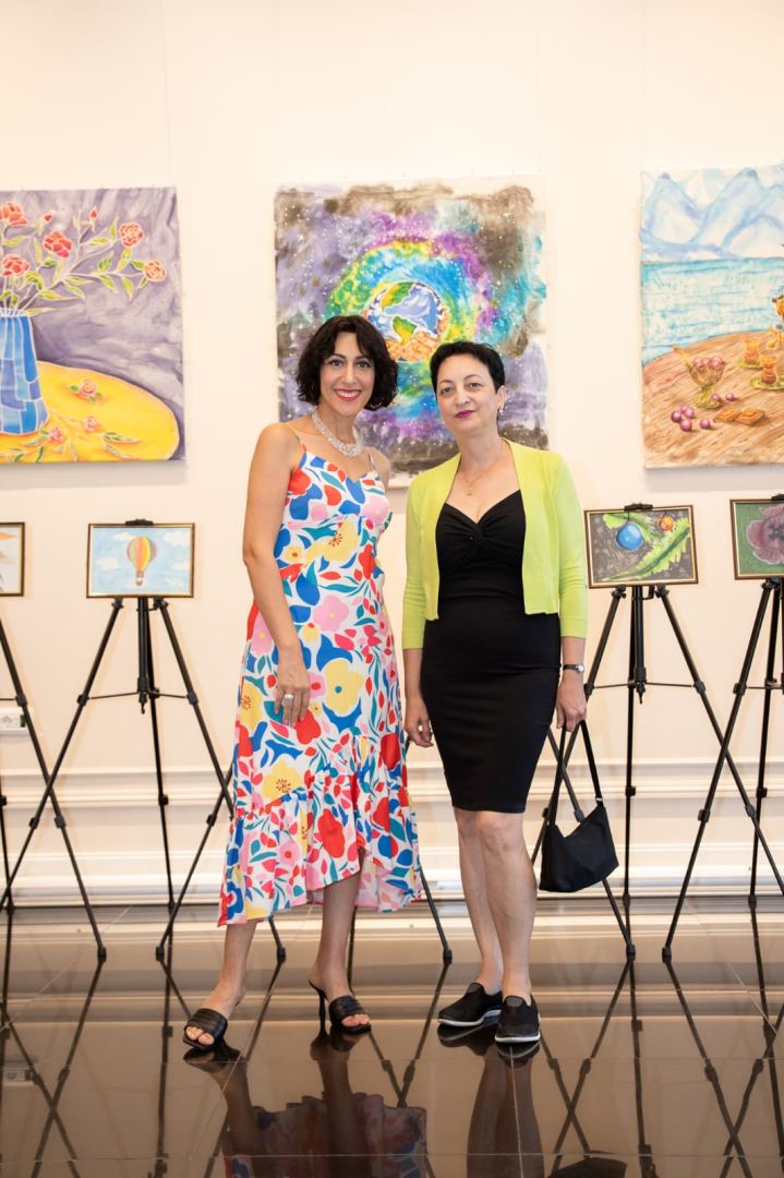 Ее кисть - волшебная палочка…В Баку открылась выставка художницы из США Нармин Садыховой-Бакус "Вечные ценности" (ФОТО)