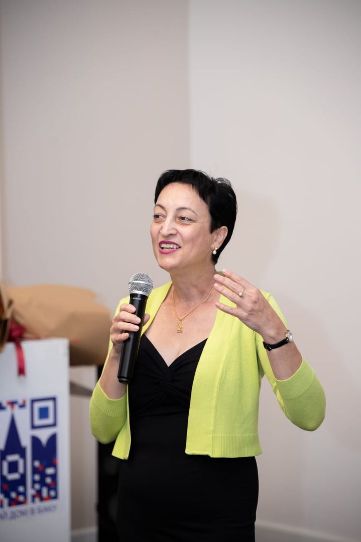 Ее кисть - волшебная палочка…В Баку открылась выставка художницы из США Нармин Садыховой-Бакус "Вечные ценности" (ФОТО)