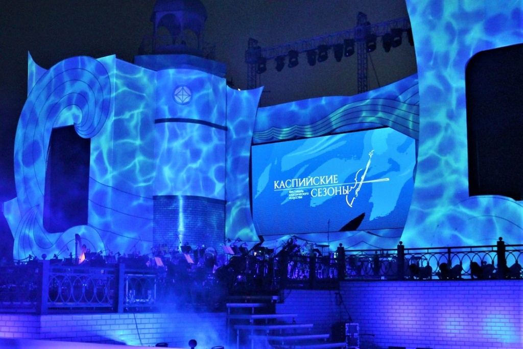Эльчин Азизов выступил на открытии международного фестиваля "Каспийские сезоны" в Астрахани (ФОТО)