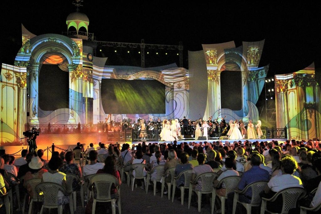 Эльчин Азизов выступил на открытии международного фестиваля "Каспийские сезоны" в Астрахани (ФОТО)