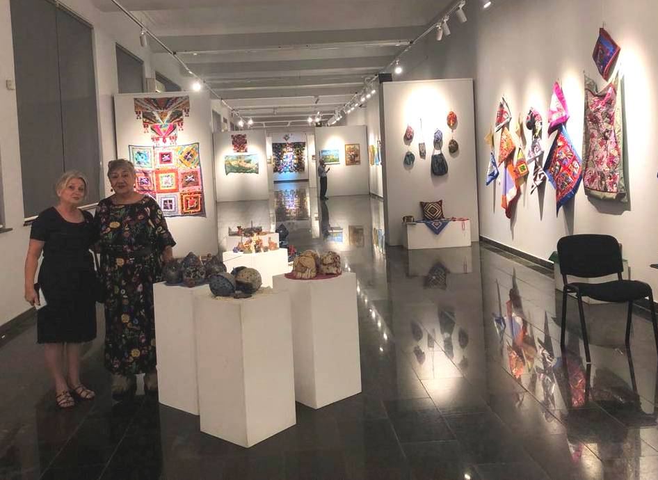 Творческие женщины Азербайджана представили выставку изделий ручной работы (ФОТО)