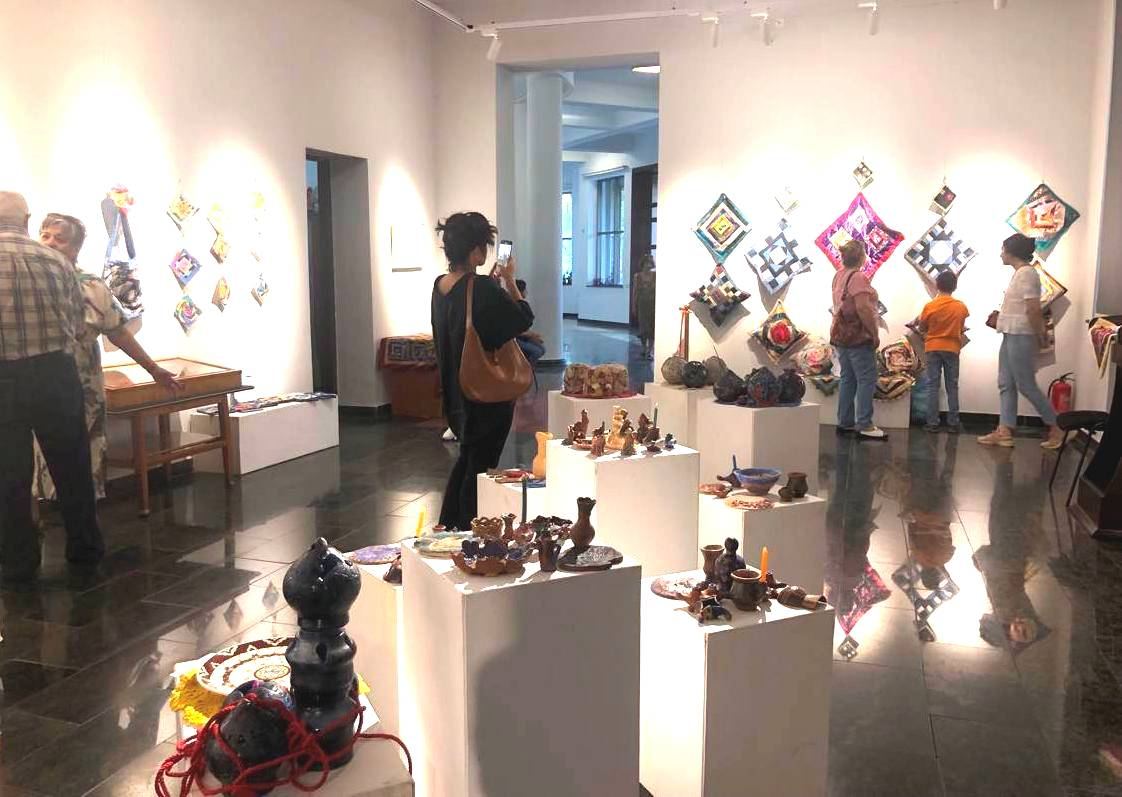 Творческие женщины Азербайджана представили выставку изделий ручной работы (ФОТО)