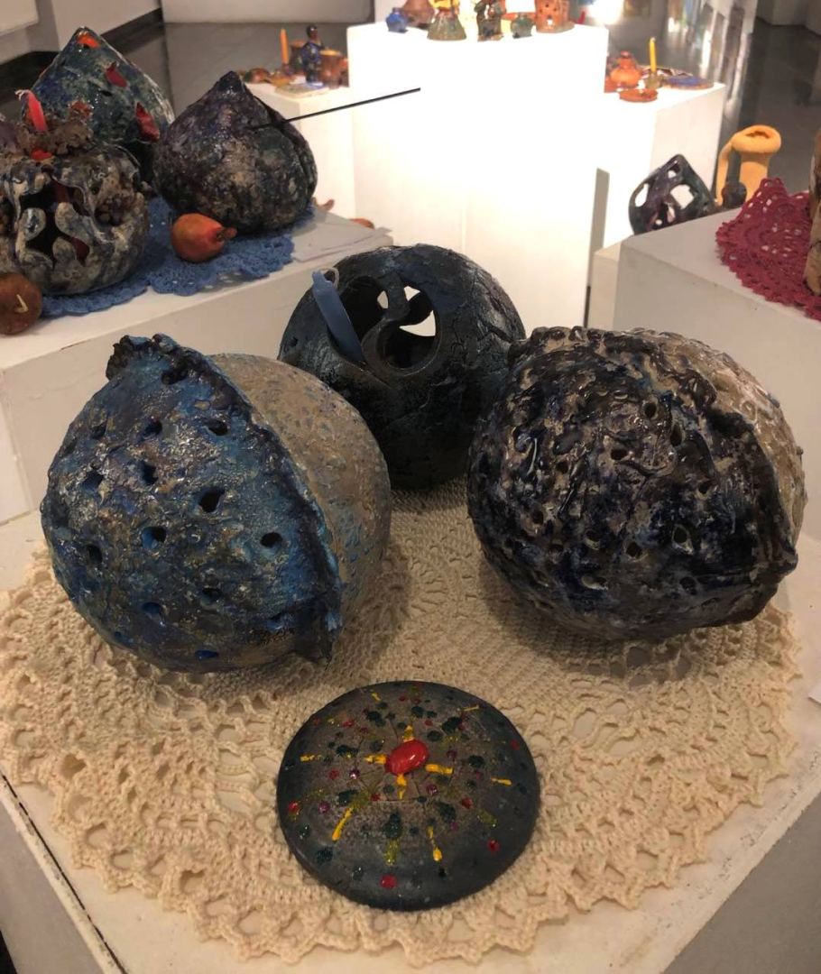 Творческие женщины Азербайджана представили выставку изделий ручной работы (ФОТО)