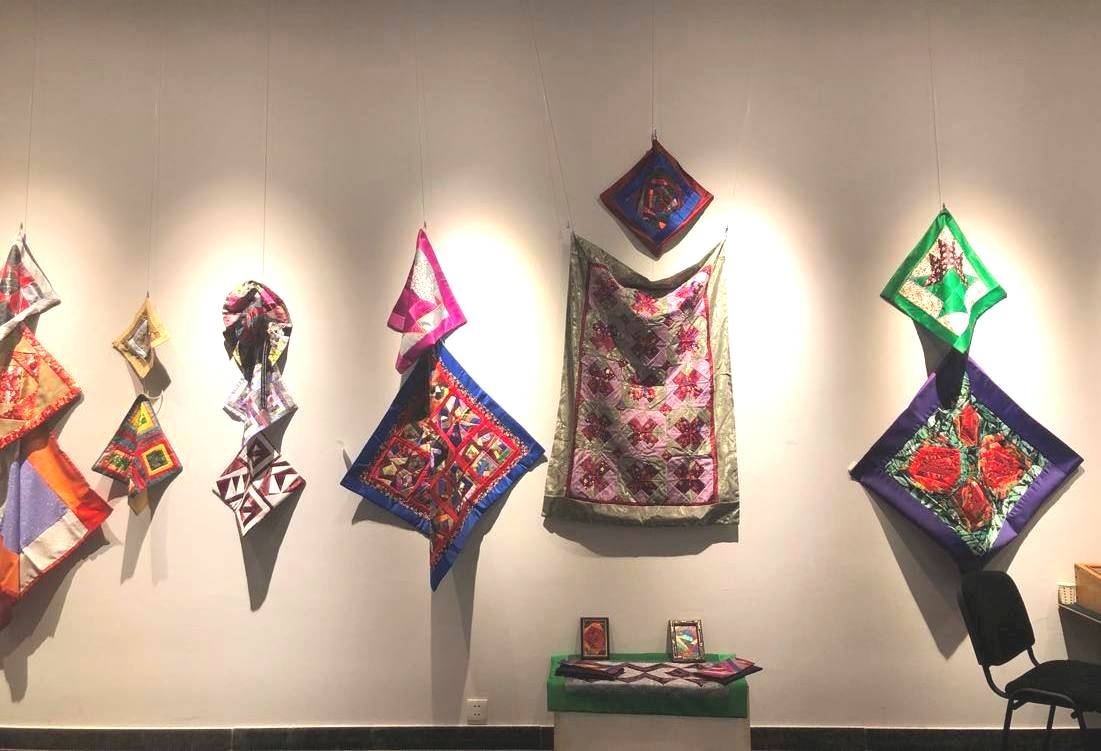 Творческие женщины Азербайджана представили выставку изделий ручной работы (ФОТО)