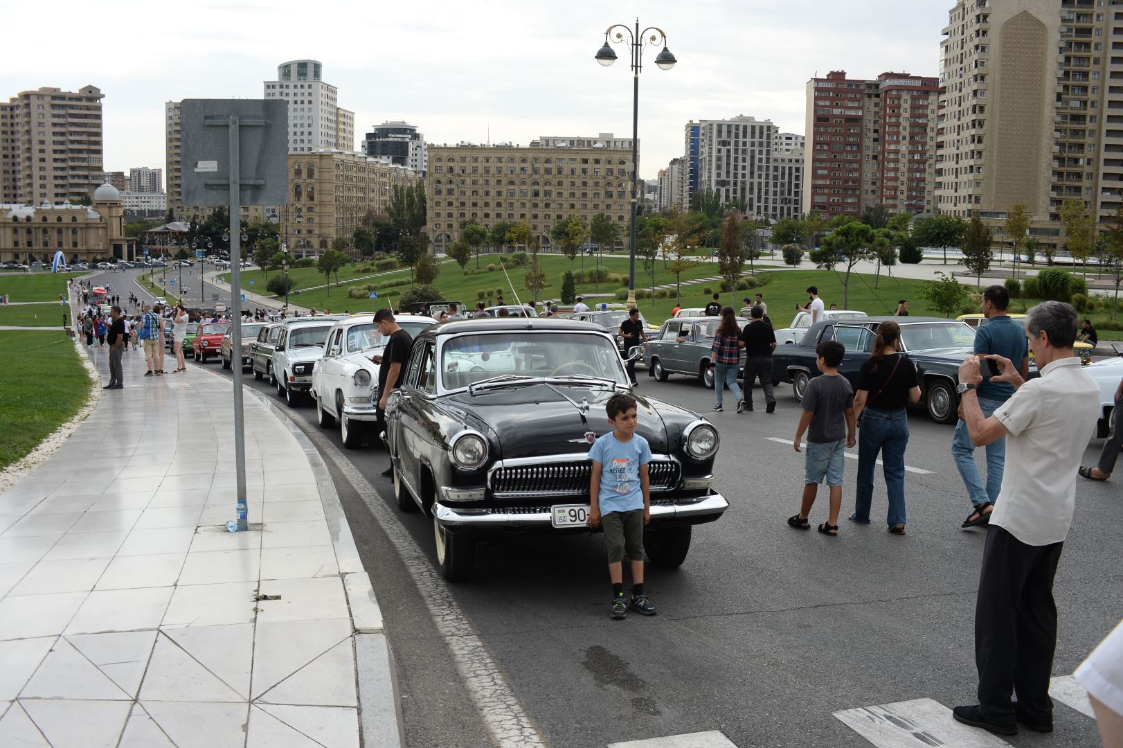 Перед Центром Гейдара Алиева прошла выставка классических автомобилей (ФОТО)