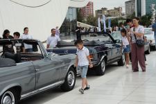 Перед Центром Гейдара Алиева прошла выставка классических автомобилей (ФОТО)