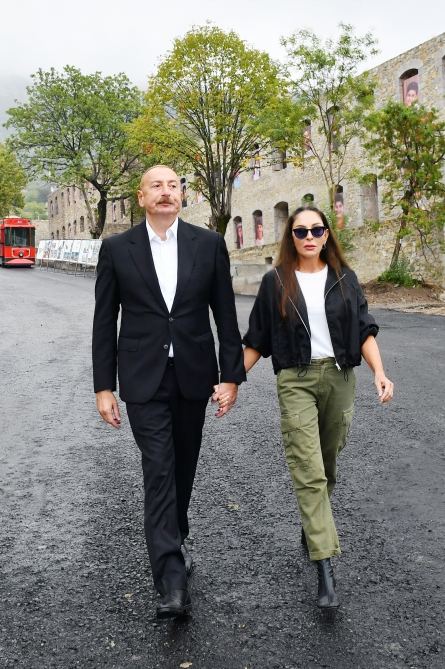 Президент Ильхам Алиев и Первая леди Мехрибан Алиева приняли участие в праздничных торжествах "День города Лачин" (ФОТО/ВИДЕО)