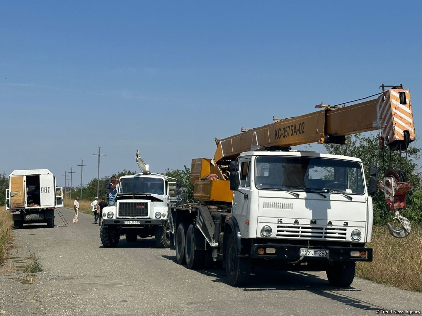 Проводится линия электропередачи на дороге Агдам-Ханкенди (ФОТО)
