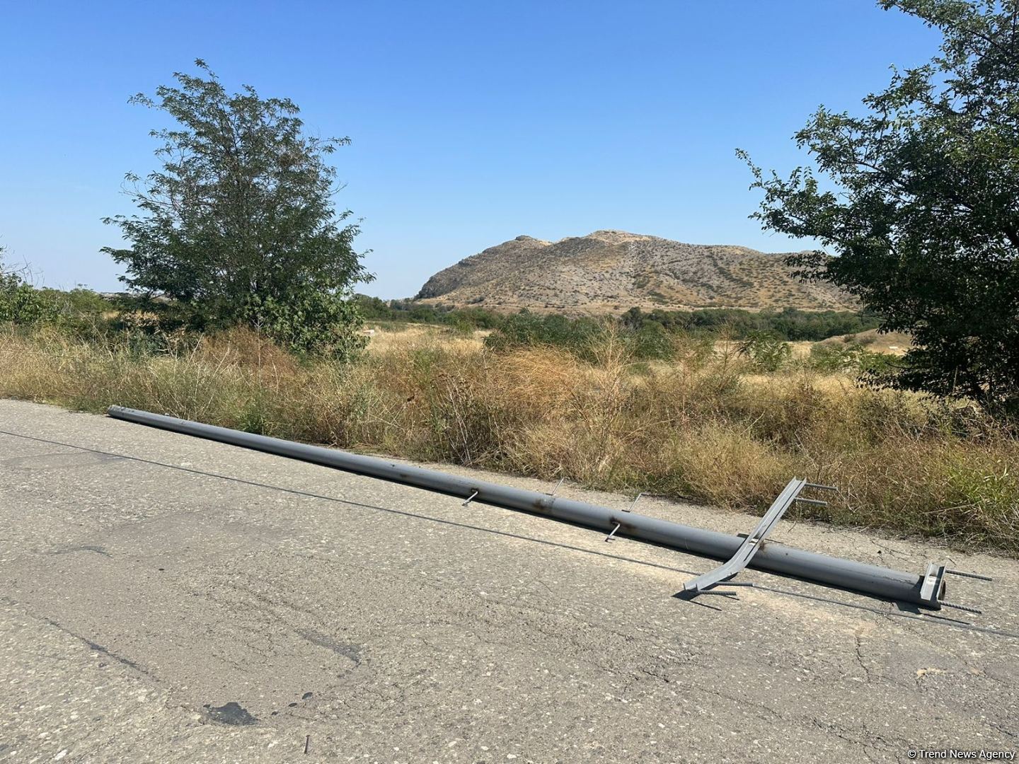 Проводится линия электропередачи на дороге Агдам-Ханкенди (ФОТО)