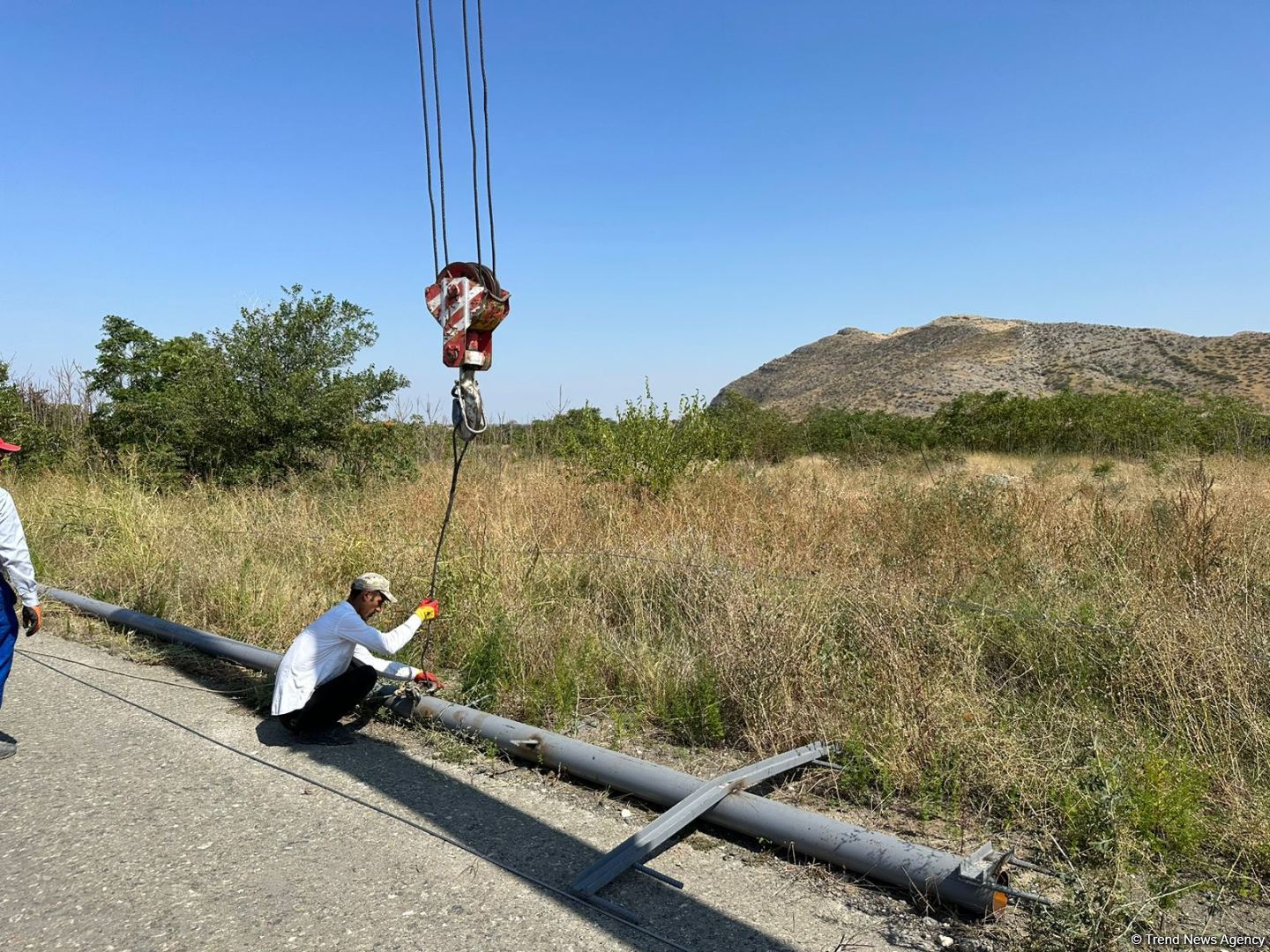Проводится линия электропередачи на дороге Агдам-Ханкенди (ФОТО)