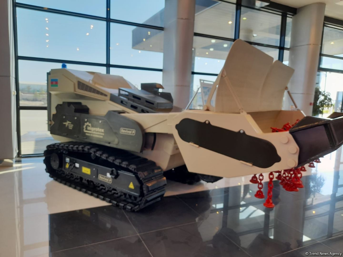 Азербайджанскому агентству передана машина для разминирования отечественного производства (ФОТО)