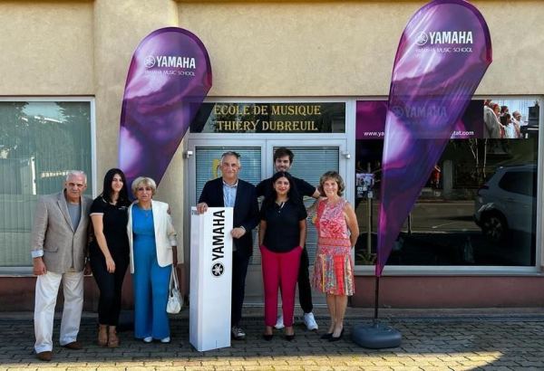 На родине новогодней ёлки во Франции открылась школа, где будут изучать азербайджанскую классику (ФОТО)