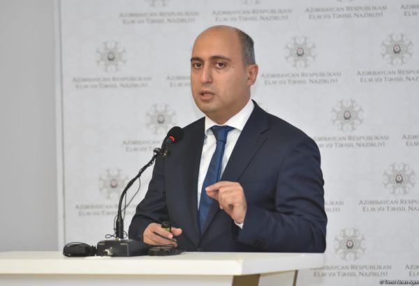 Эмин Амруллаев об использовании учащимися мобильных телефонов в школе