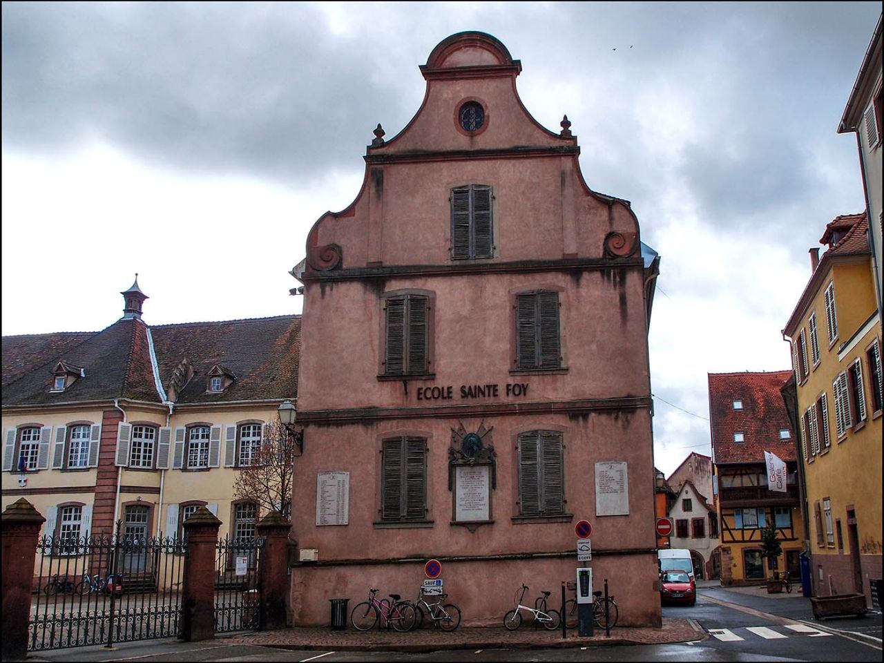 На родине новогодней ёлки во Франции открылась школа, где будут изучать азербайджанскую классику (ФОТО)