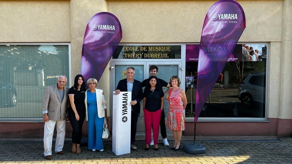 На родине новогодней ёлки во Франции открылась школа, где будут изучать азербайджанскую классику (ФОТО)