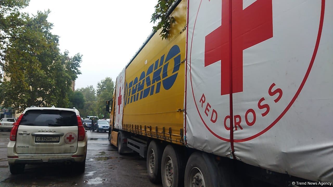 Большегруз с продовольствием из России второй день ожидает проезда в Ханкенди  (ФОТО/ВИДЕО)