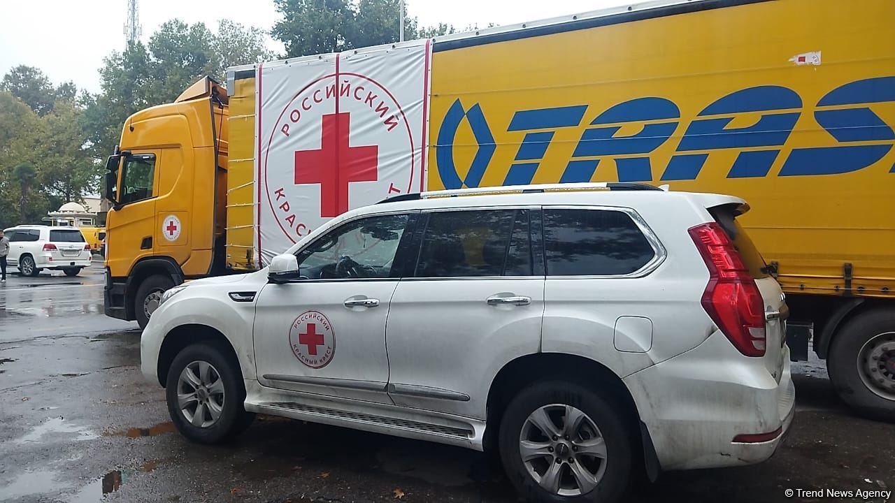 Большегруз с продовольствием из России второй день ожидает проезда в Ханкенди  (ФОТО/ВИДЕО)