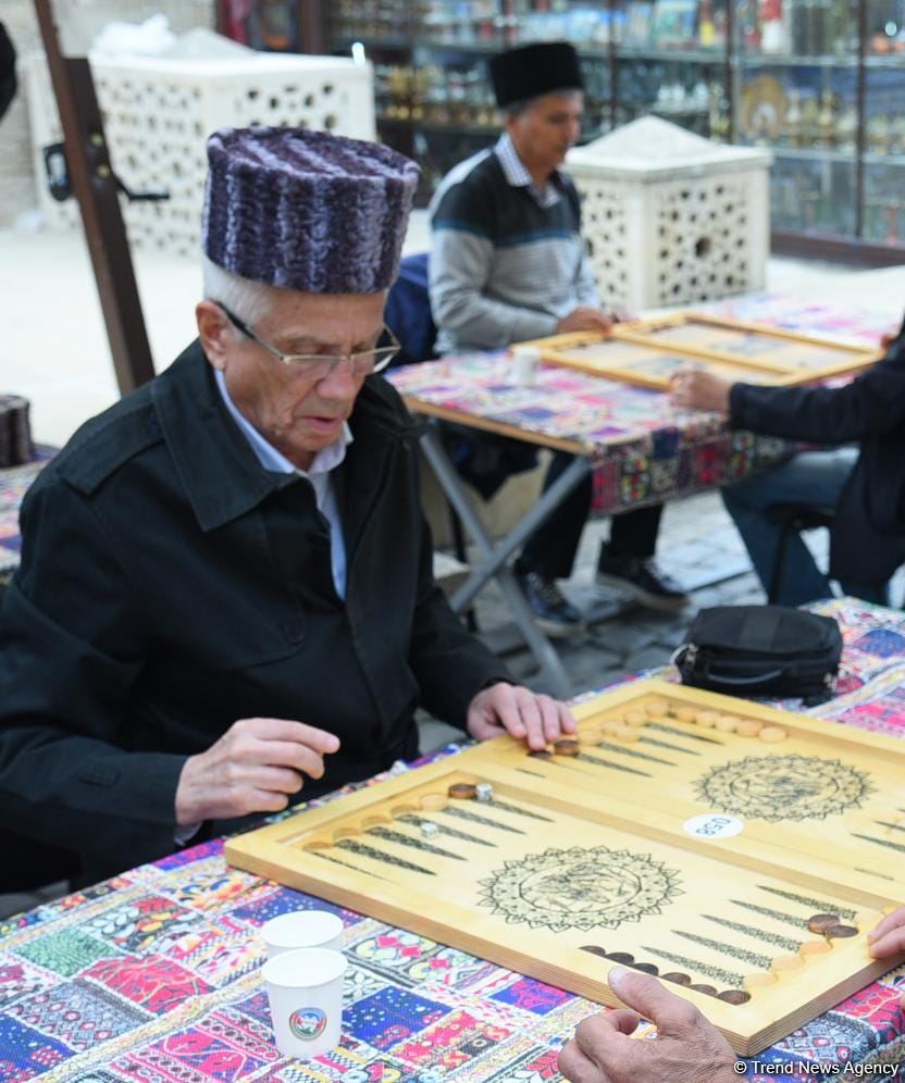 В старинной части Баку - Ичери шехер стартовал турнир по нардам среди ветеранов (ФОТО)