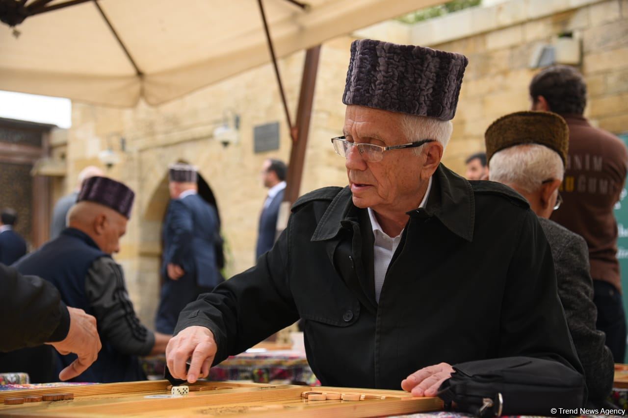 В старинной части Баку - Ичери шехер стартовал турнир по нардам среди ветеранов (ФОТО)