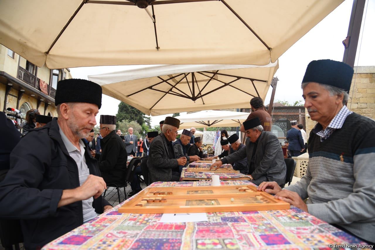 В старинной части Баку - Ичери шехер стартовал турнир по нардам среди ветеранов (ФОТО)