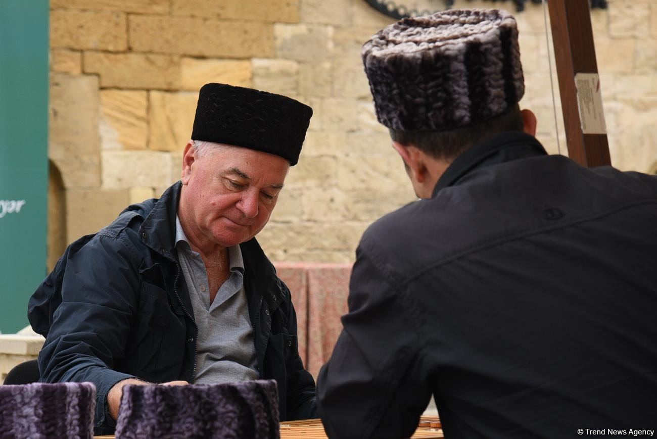 В старинной части Баку - Ичери шехер стартовал турнир по нардам среди ветеранов (ФОТО)