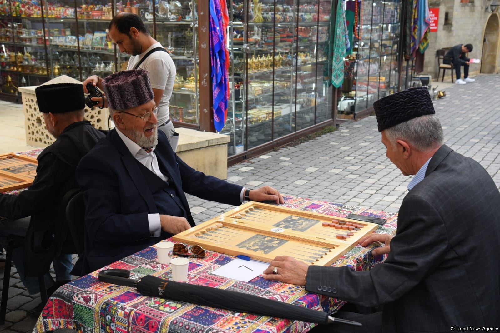 В старинной части Баку - Ичери шехер стартовал турнир по нардам среди ветеранов (ФОТО)
