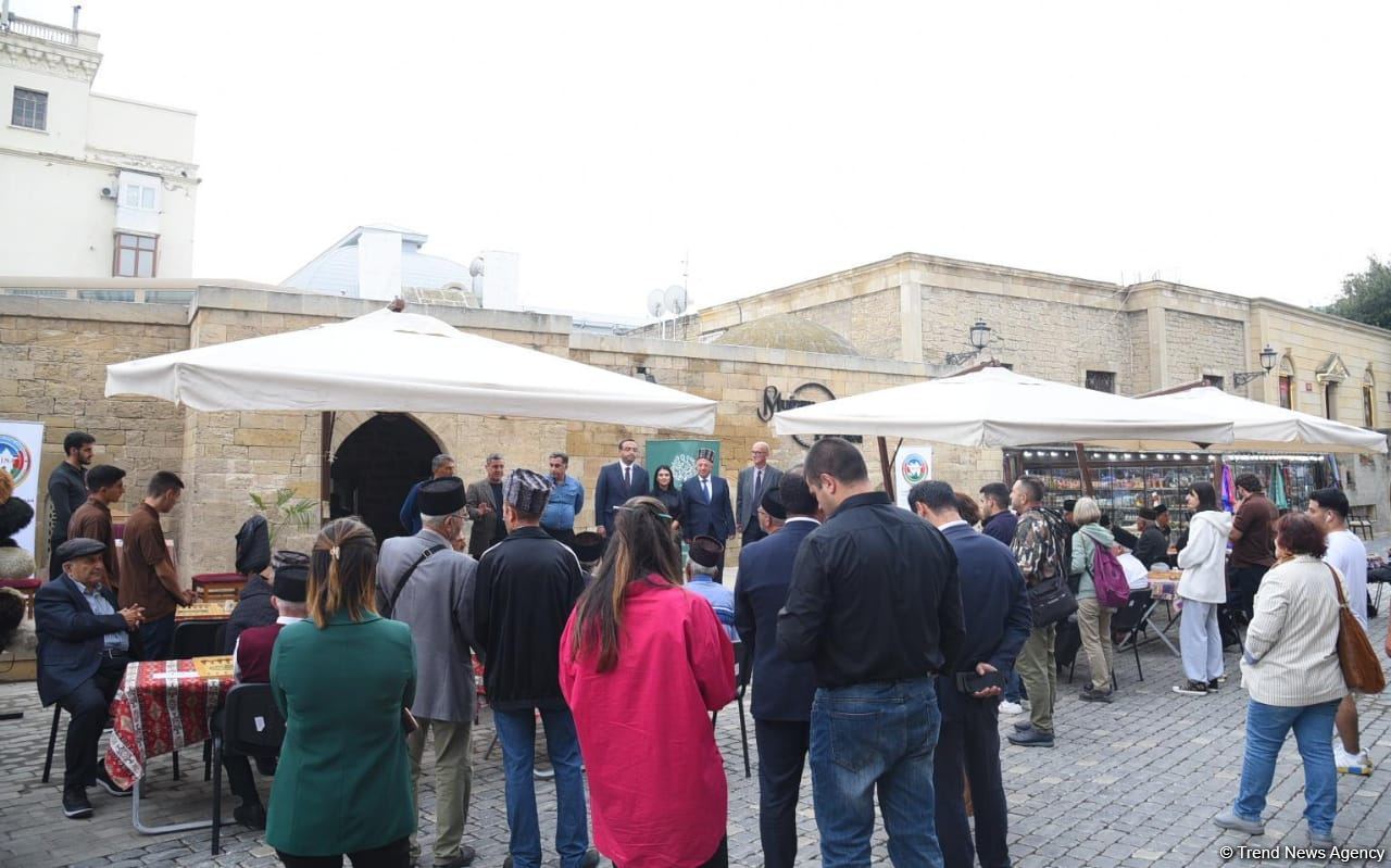 В старинной части Баку - Ичери шехер стартовал турнир по нардам среди ветеранов (ФОТО)