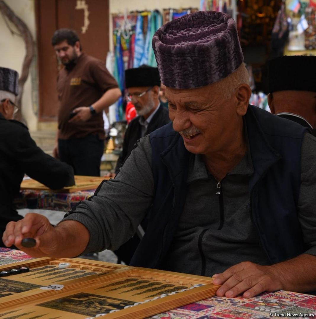 В старинной части Баку - Ичери шехер стартовал турнир по нардам среди ветеранов (ФОТО)