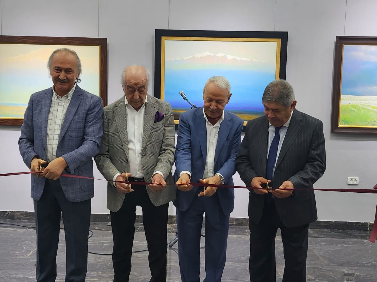 Персональная выставка Чингиза Фарзалиева в Узбекистане: впечатляющие пейзажи и натюрморты (ФОТО)