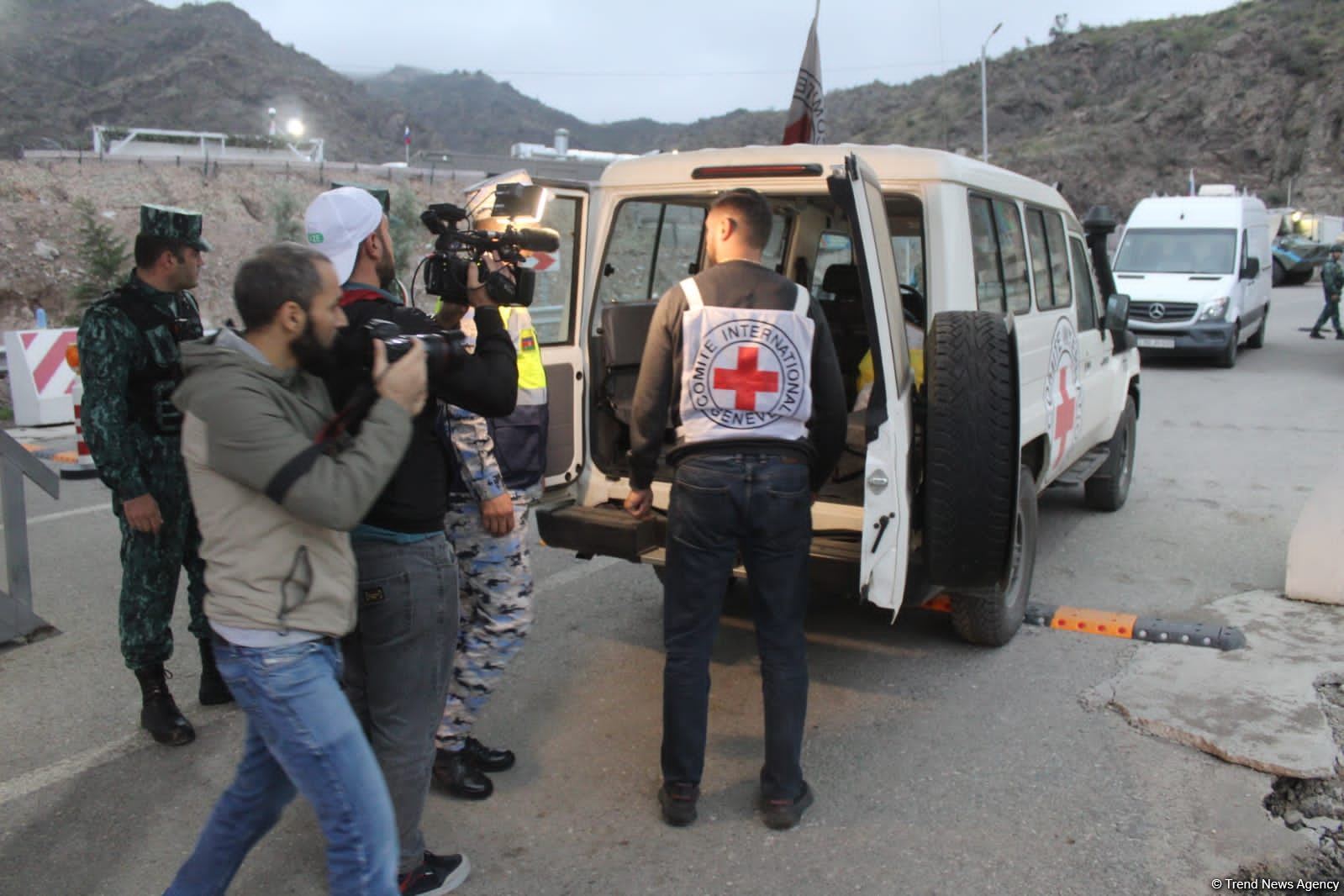 Грузовик МККК с продовольственным грузом досмотрен на ППП "Лачин" и едет в Ханкенди (ФОТО/ВИДЕО)