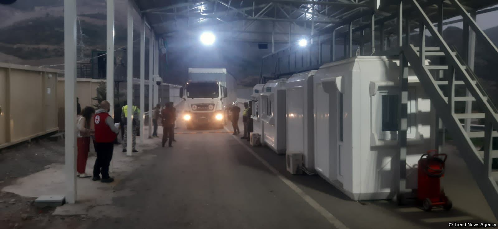 Грузовик МККК с продовольственным грузом досмотрен на ППП "Лачин" и едет в Ханкенди (ФОТО/ВИДЕО)