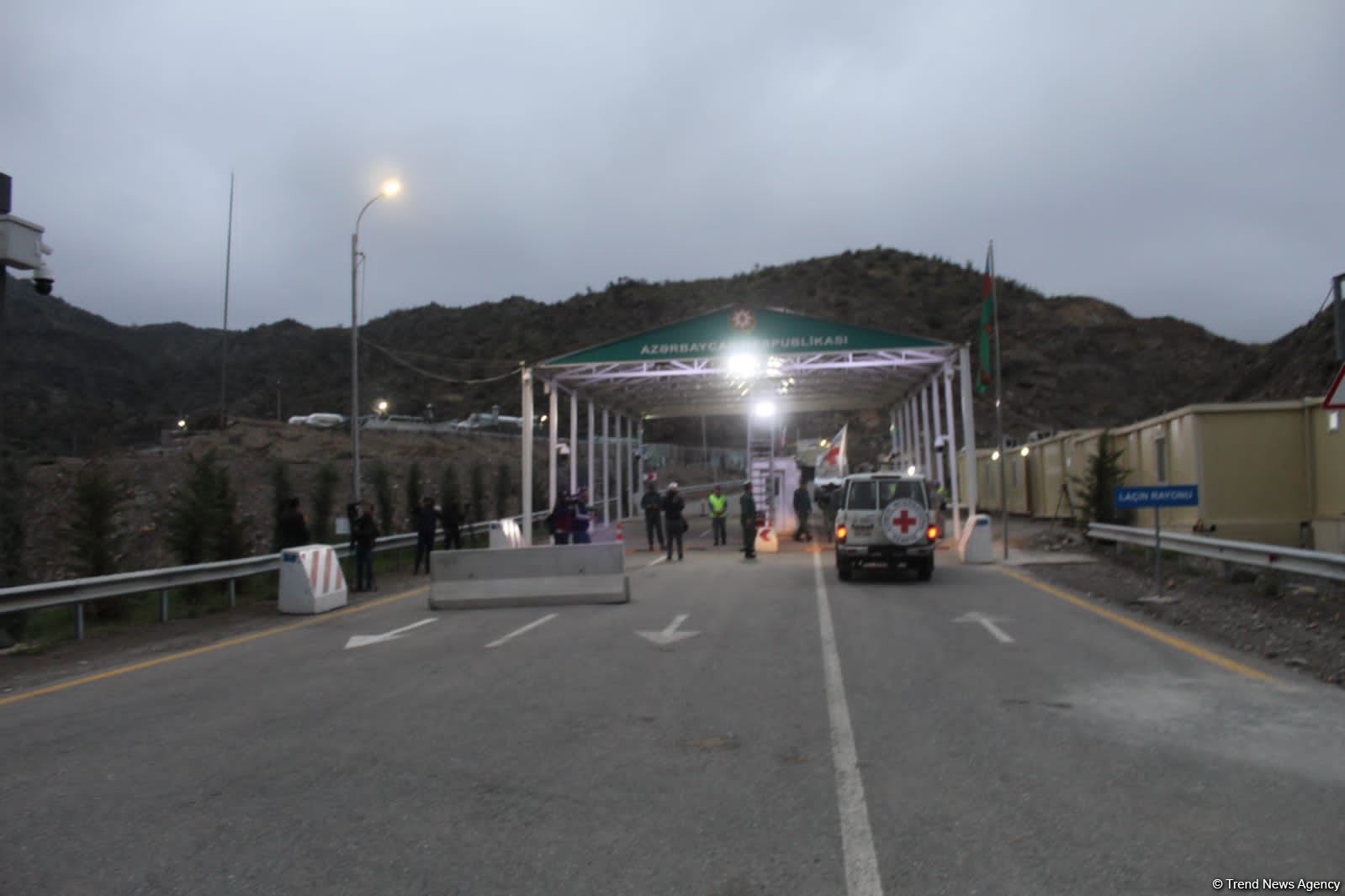 Грузовик МККК с продовольственным грузом досмотрен на ППП "Лачин" и едет в Ханкенди (ФОТО/ВИДЕО)