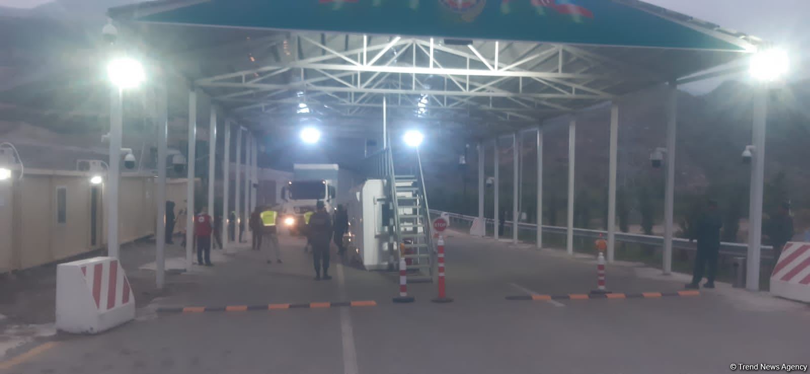 Грузовик МККК с продовольственным грузом досмотрен на ППП "Лачин" и едет в Ханкенди (ФОТО/ВИДЕО)