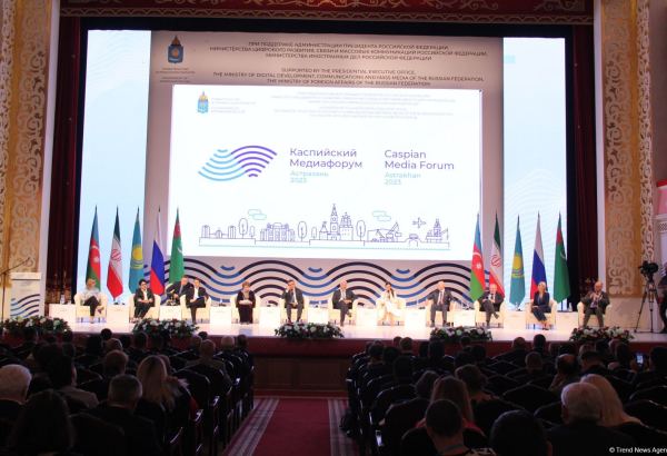 Азербайджанская делегация приняла участие в "Каспийском медиафоруме" и посетила школу имени Гейдара Алиева в Астрахани (ФОТО)