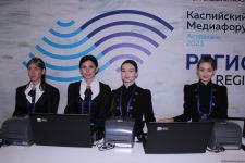 Азербайджанская делегация приняла участие в "Каспийском медиафоруме" и посетила школу имени Гейдара Алиева в Астрахани (ФОТО)