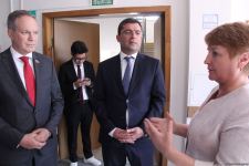 Азербайджанская делегация приняла участие в "Каспийском медиафоруме" и посетила школу имени Гейдара Алиева в Астрахани (ФОТО)