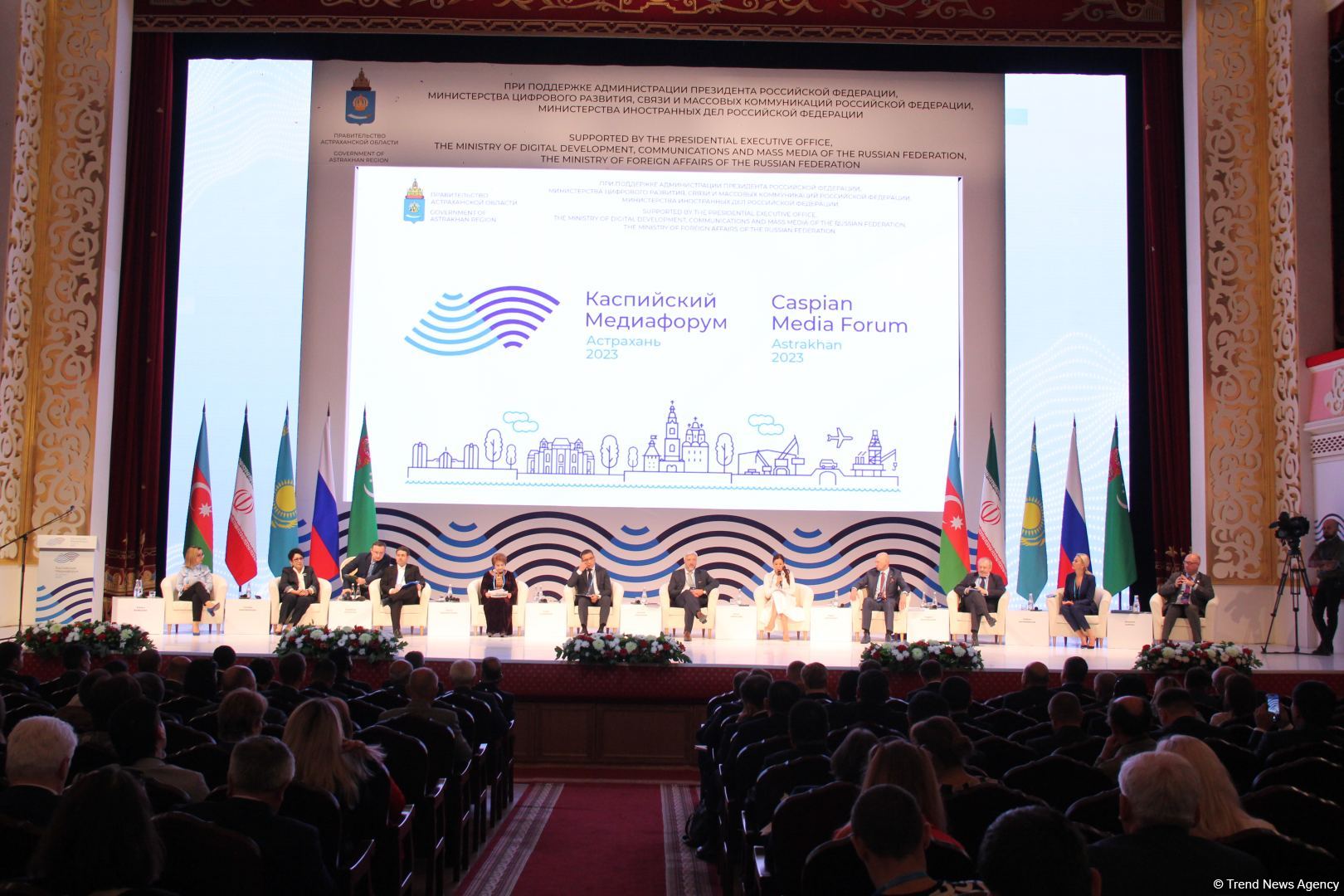 Азербайджанская делегация приняла участие в "Каспийском медиафоруме" и посетила школу имени Гейдара Алиева в Астрахани (ФОТО)