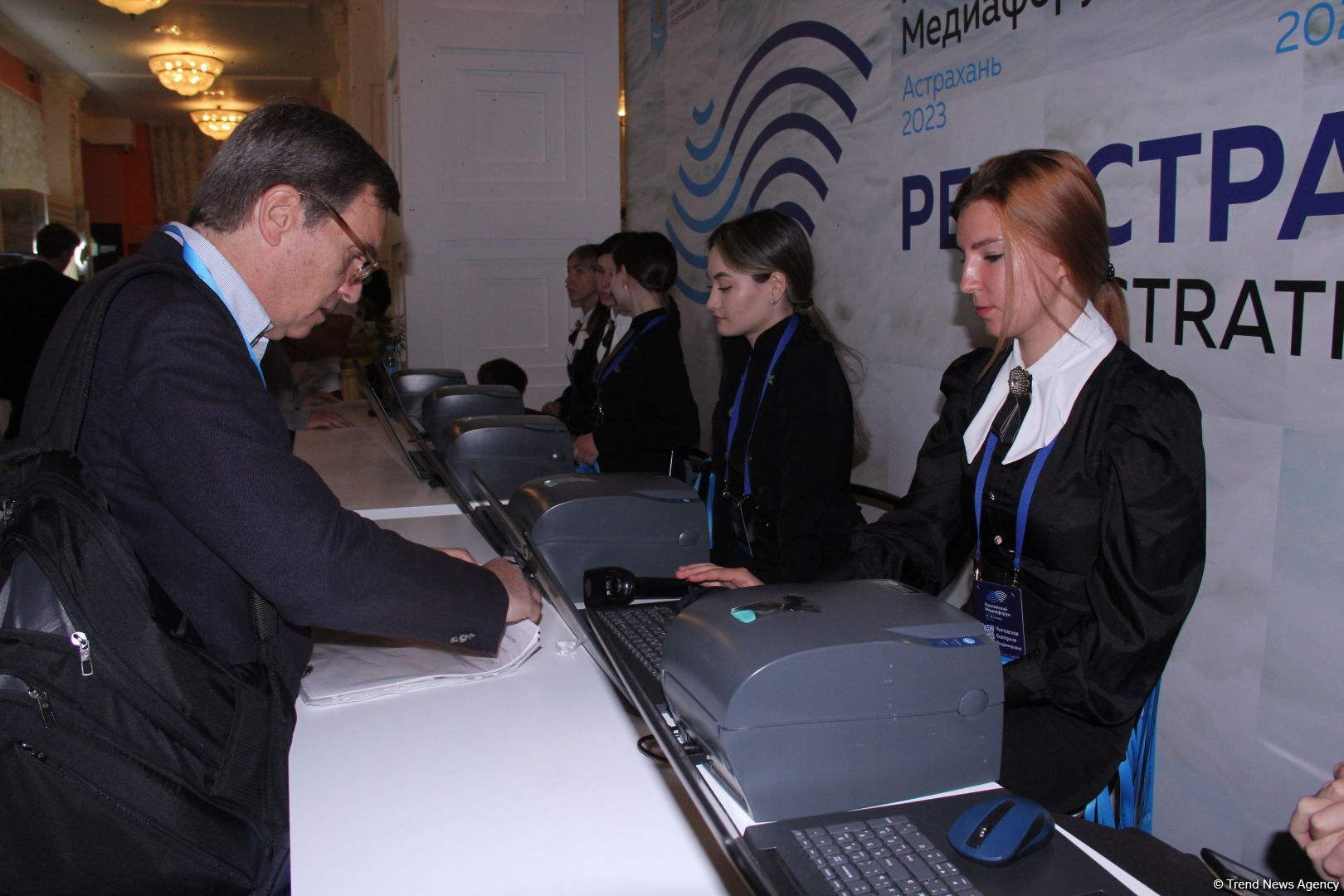 Азербайджанская делегация приняла участие в "Каспийском медиафоруме" и посетила школу имени Гейдара Алиева в Астрахани (ФОТО)