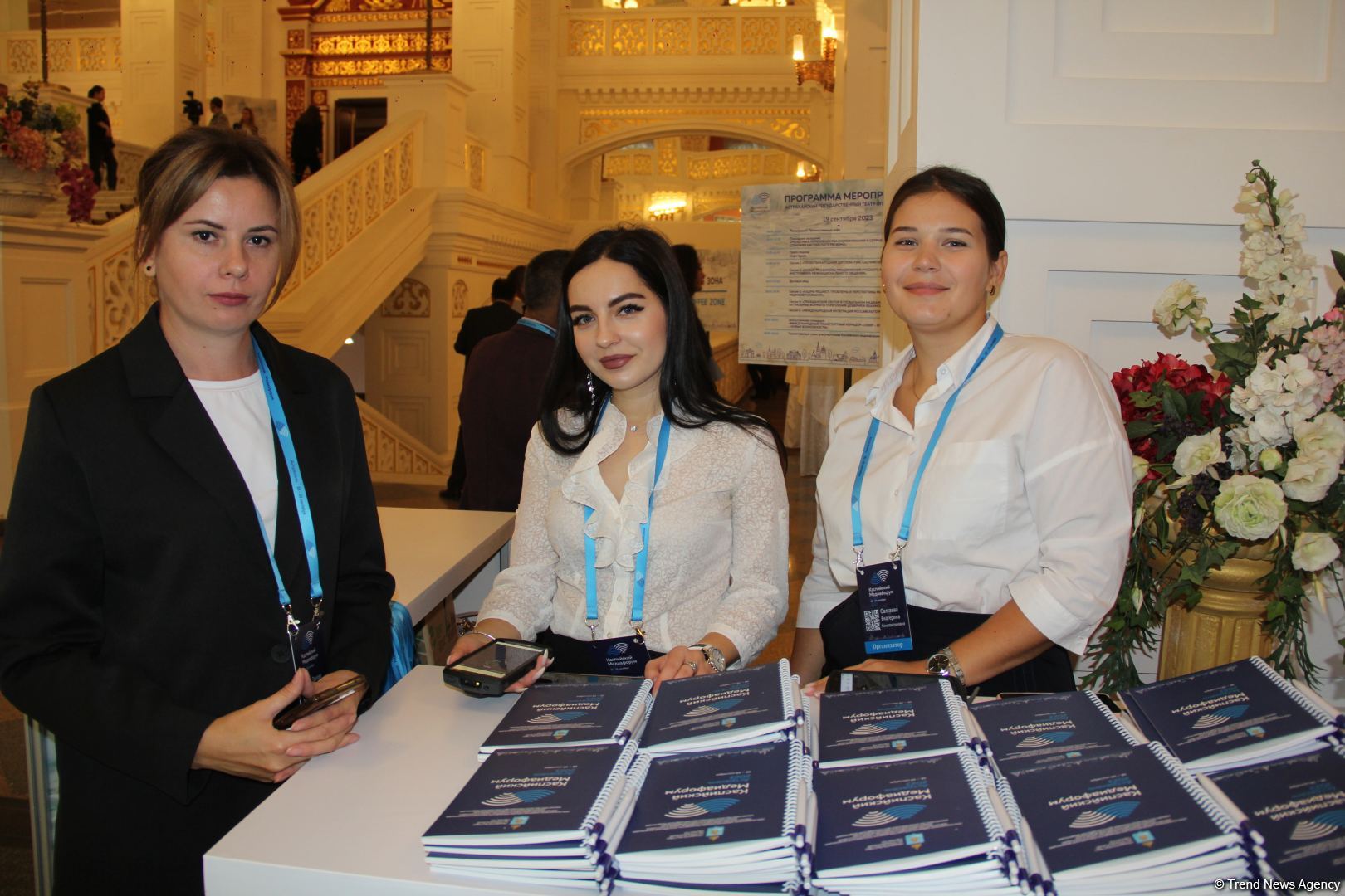 Азербайджанская делегация приняла участие в "Каспийском медиафоруме" и посетила школу имени Гейдара Алиева в Астрахани (ФОТО)