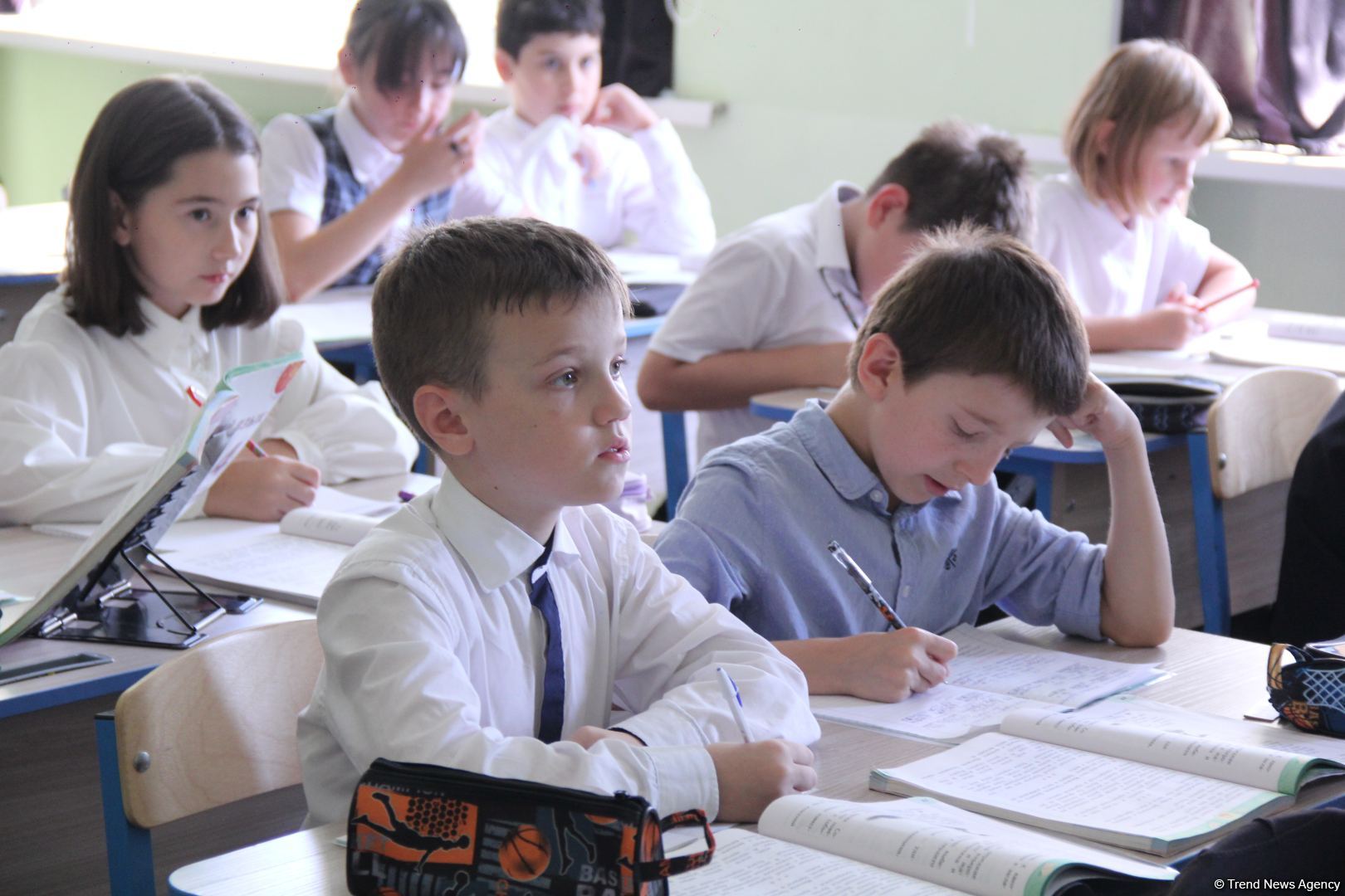 Азербайджанская делегация приняла участие в "Каспийском медиафоруме" и посетила школу имени Гейдара Алиева в Астрахани (ФОТО)