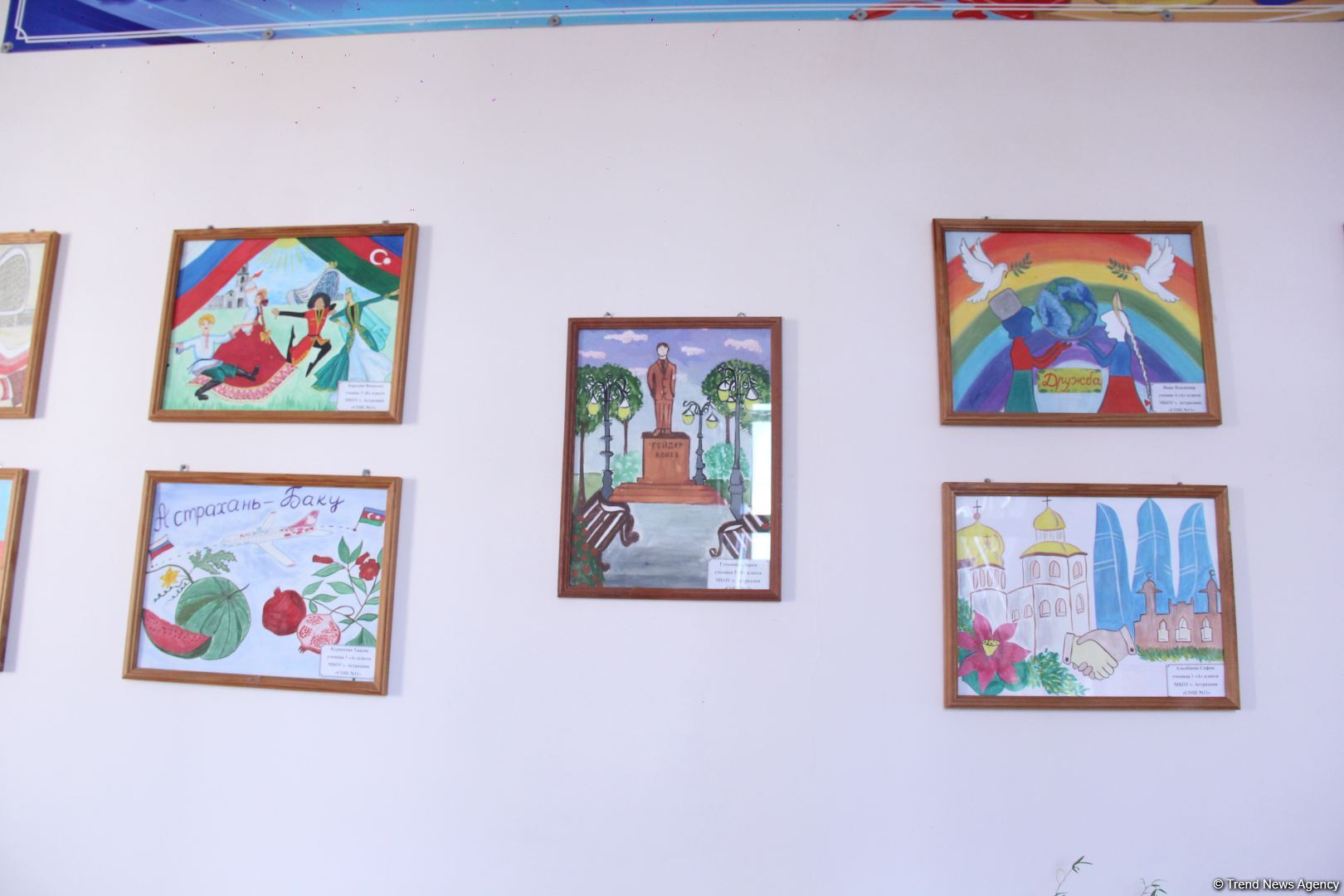 Азербайджанская делегация приняла участие в "Каспийском медиафоруме" и посетила школу имени Гейдара Алиева в Астрахани (ФОТО)